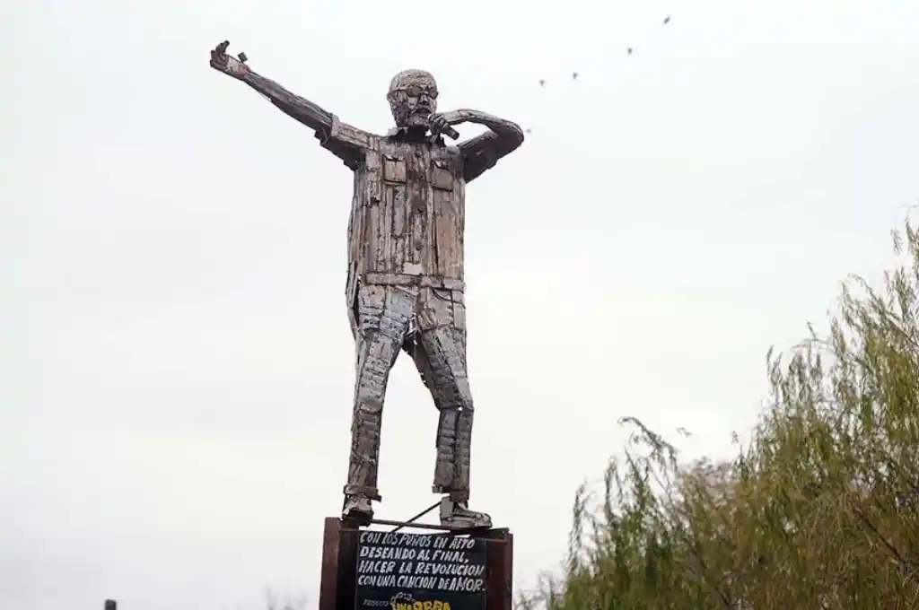 El Indio Solari tiene su escultura en La Matanza