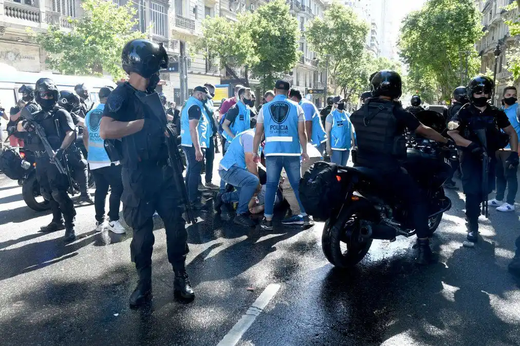 El Gobierno denunció a Rodríguez Larreta y Santilli por los incidentes en el funeral