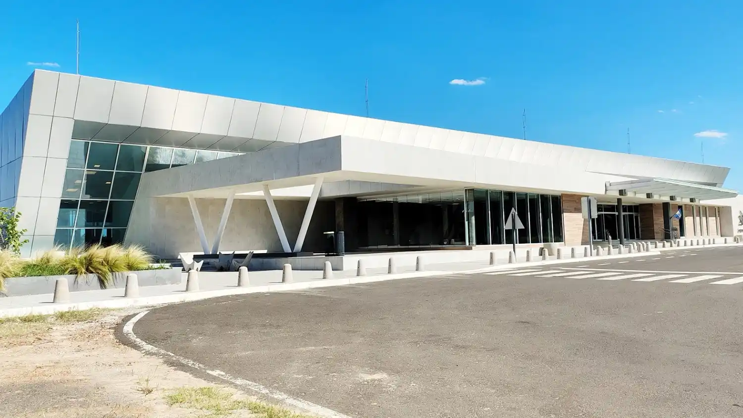 Convocatoria a interesados contratación del servicio de limpieza de espacios verdes del aeropuerto “J.J. Pierrestegui”