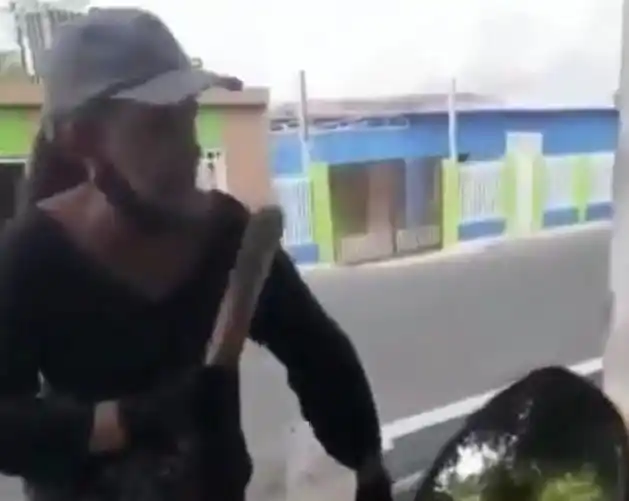 Hasta las botas le querían quitar: la miliciana volvió a hablar, ahora sin uniforme (+Video)