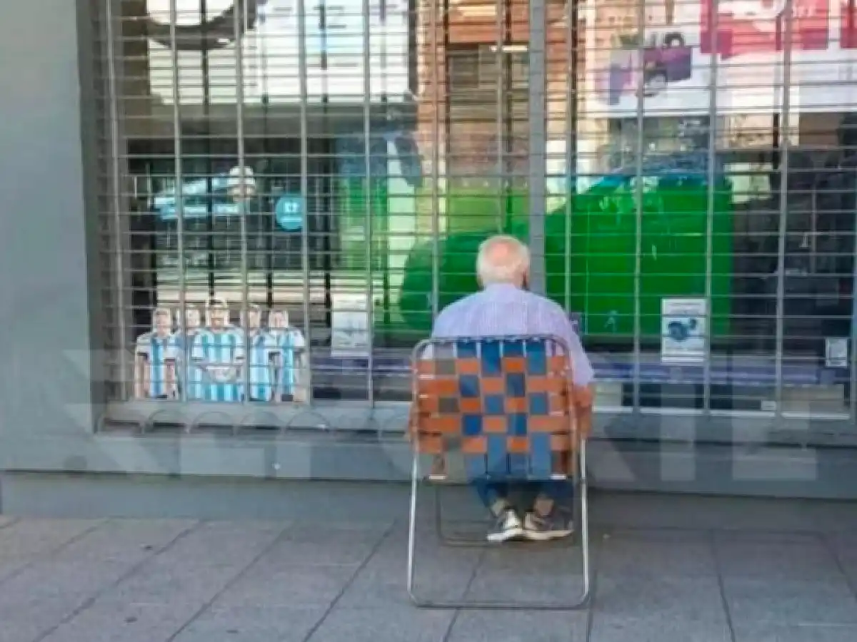 Una cadena de electrodomésticos le regaló un TV al abuelo que había mirado el partido de la Selección desde la vidriera