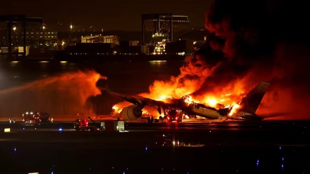 IMPACTANTE choque de aviones en Japón deja 5 muertos (+VIDEO)