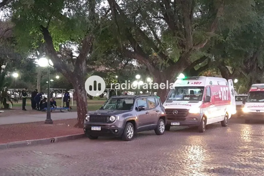 Un joven terminó inconsciente en la Plaza 25 de Mayo porque habría consumido alcohol con pastillas