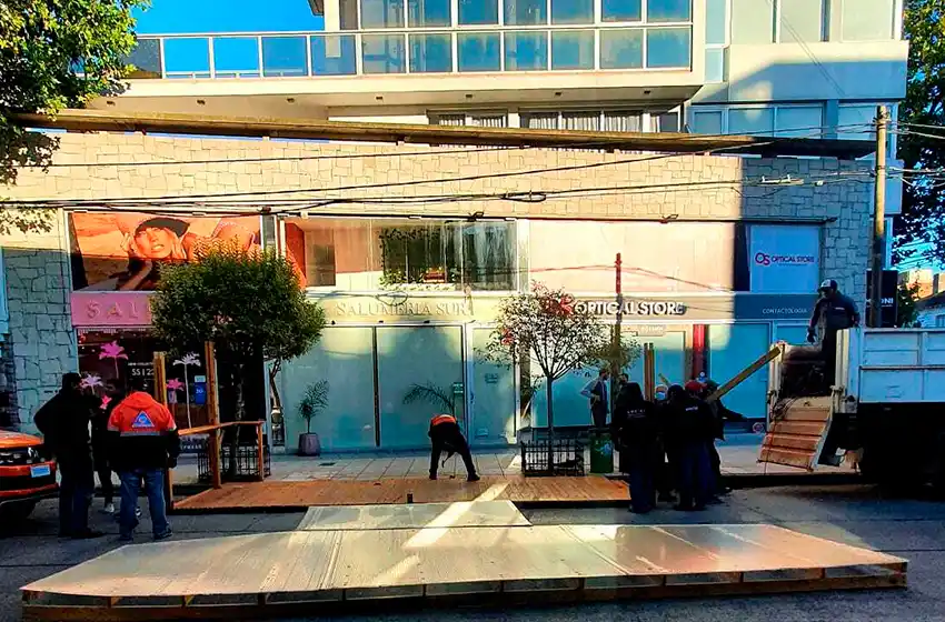 Video: retiran un deck emplazado sin permiso en calle Olavarría