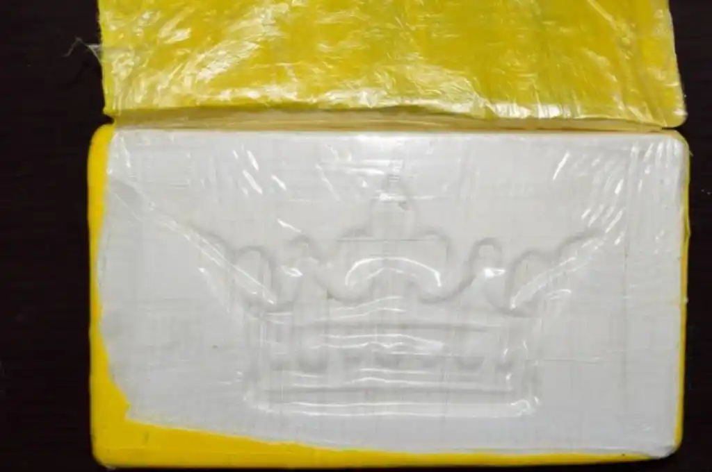 Uno de los ladrillos de cocaína secuestrados. (Foto: Gentilezas)