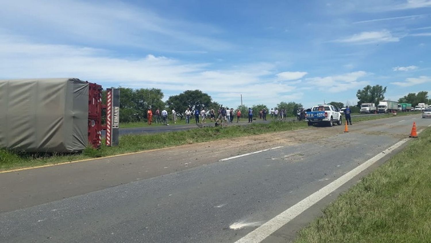 Un acoplado volcado corta el tránsito en la Ruta 12