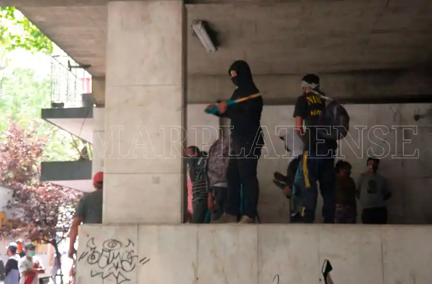 Tensión en el centro: piedrazos y patadas en la puerta de la Municipalidad para reclamar aumento del salario mínimo