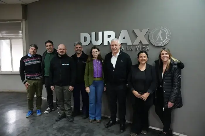 Batakis visitó la fábrica Durax en Avellaneda donde se produce la vajilla para las viviendas que entrega la Provincia