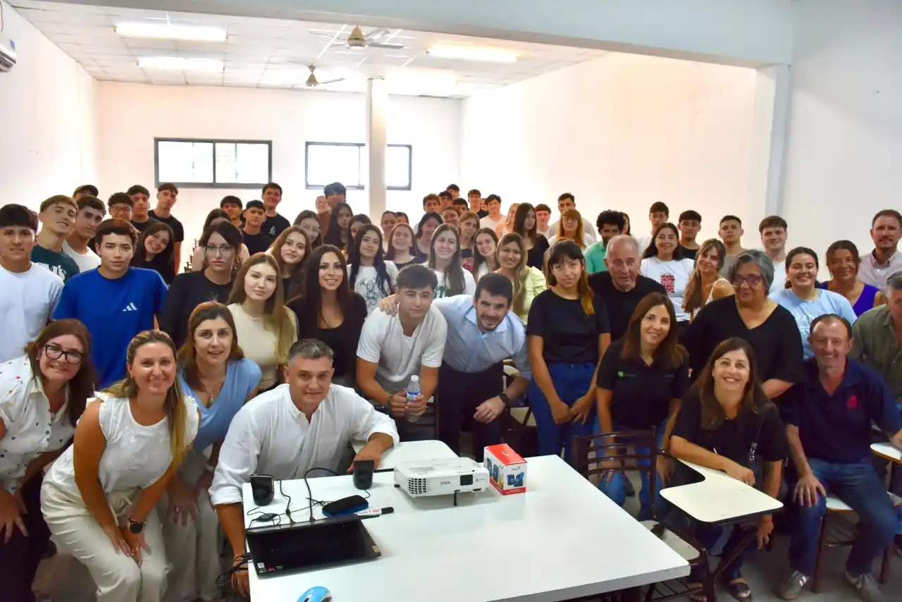 Gran acompañamiento institucional en el inicio del dictado de clases de la nueva apuesta educativa. Foto: MVT