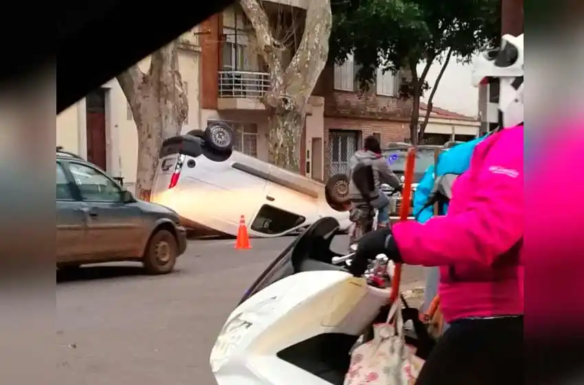 Choque y vuelco de un utilitario en el microcentro