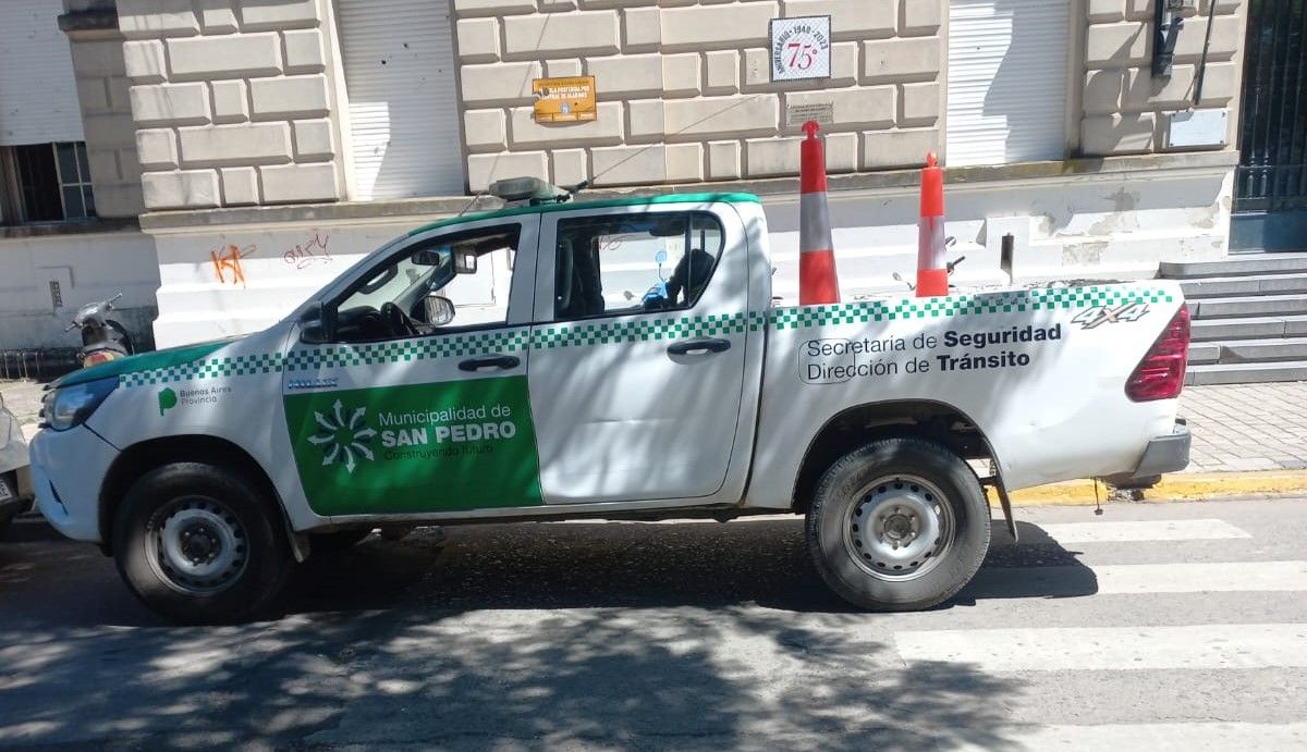 La camioneta de la Dirección de Tránsito mal estacionada sobre senda peatonal y linea amarilla