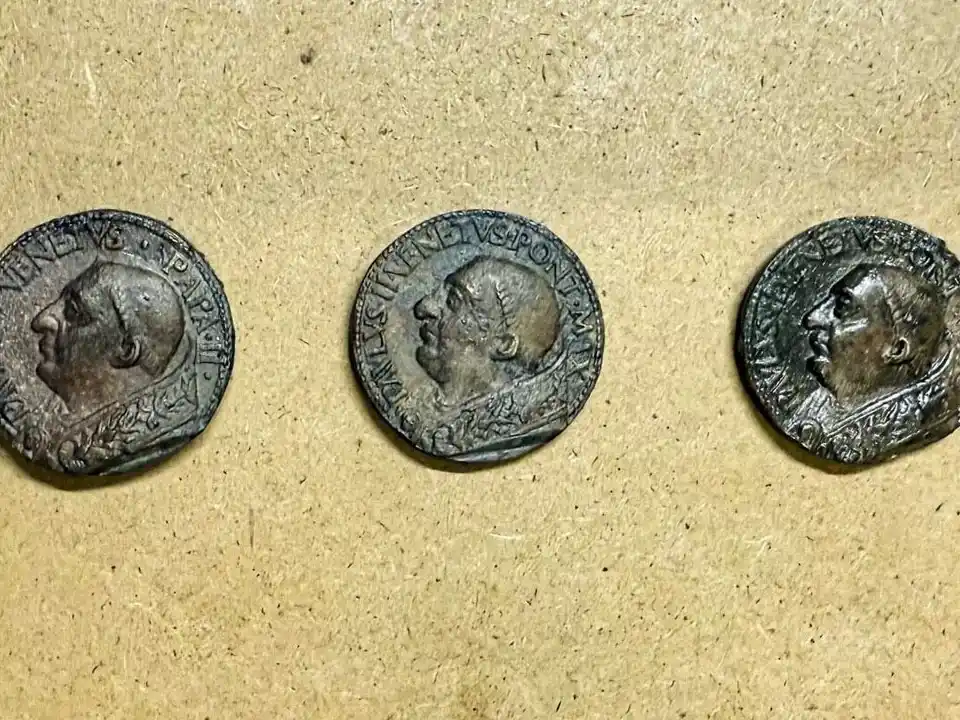 Hallaron tres medallas de bronce del siglo XV en las obras del subte de Roma