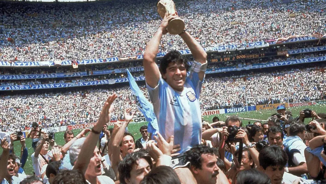 Emblemática imagen que el fútbol argentino nunca olvidará: Diego en andas a poco de la consagración. Foto: Reuters.