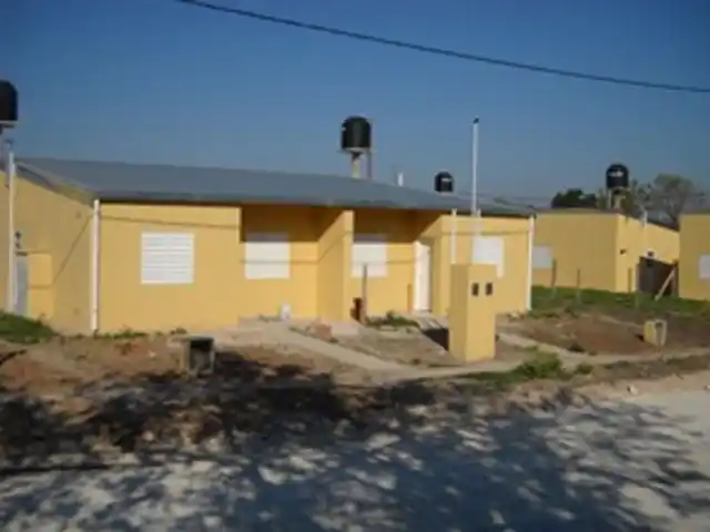 Piaggio entregó una vivienda construida por cooperativas 