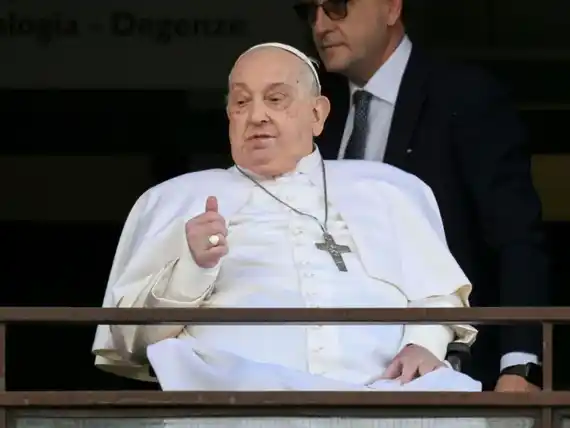 Carta del Vaticano a Larroque: la respuesta del Papa al libro de María Esther de Miguel que recibió en Plaza San Pedro