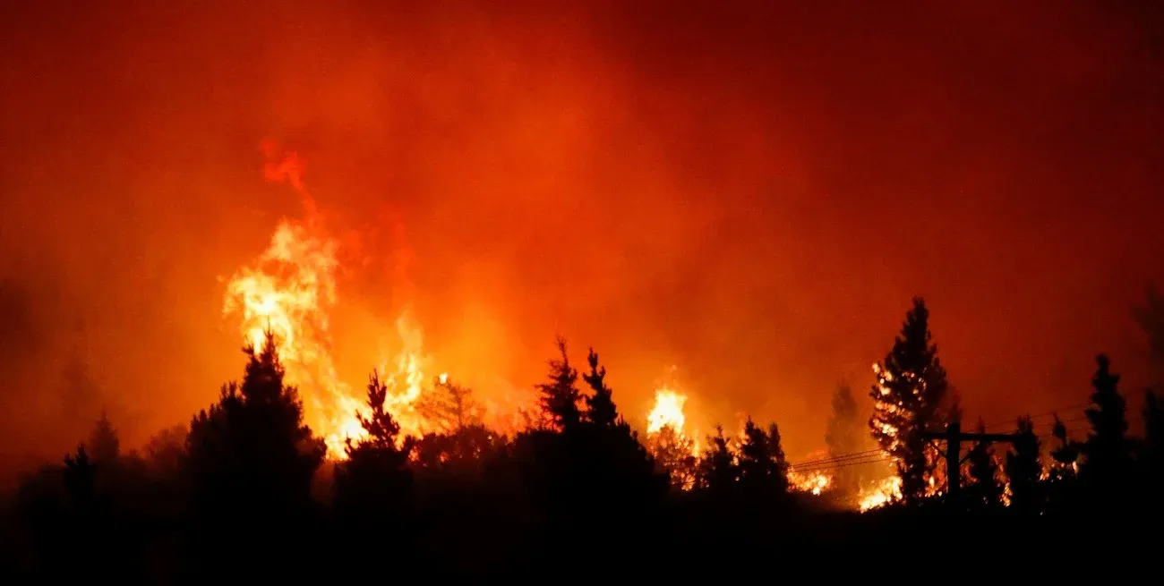 El incendio en El Hoyo ya destruyó una decena de casas y forzó evacuaciones masivas.