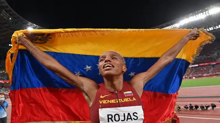 “Esta medalla de oro es para mi país”, las emotivas palabras de Yulimar Rojas por su doble triunfo