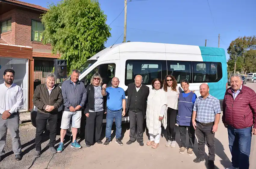La Escuela Especial 503 celebró la recepción de una nueva combi