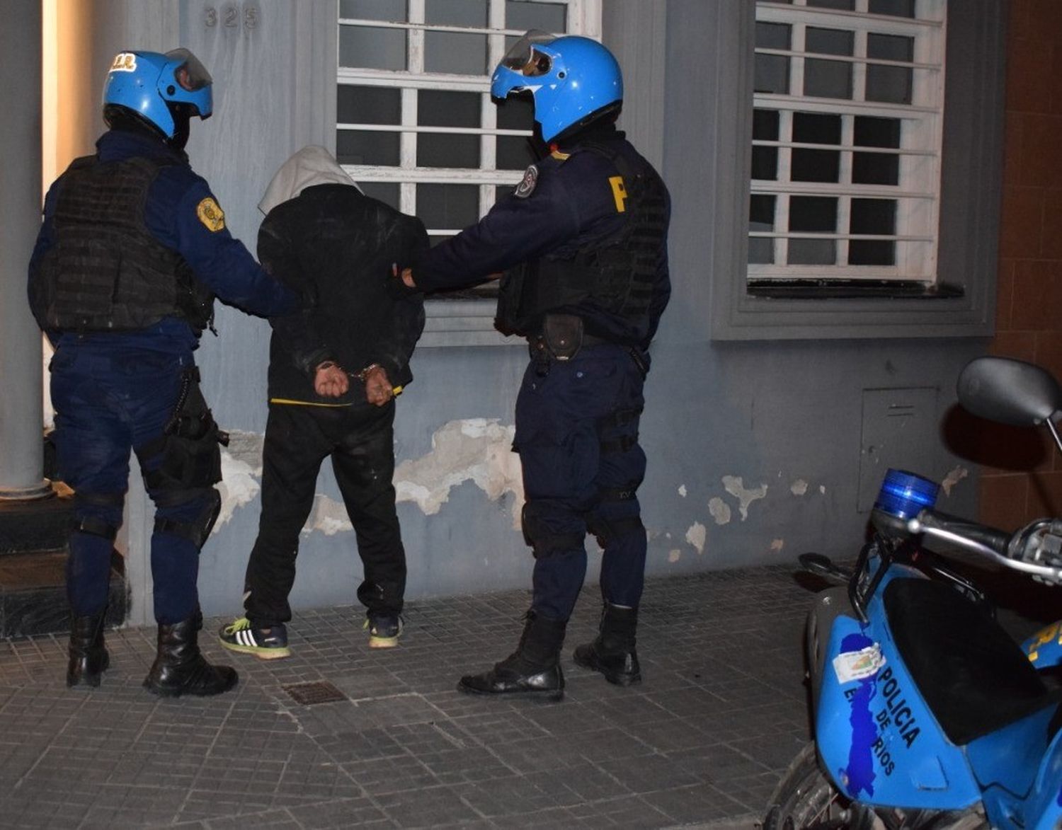 Aprehenden a un ladrón que intentaba forzar una ventana