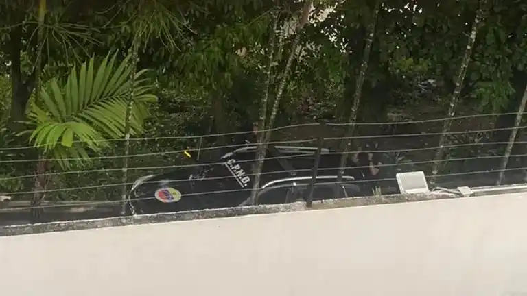 Un móvil del Cuerpo de Policía Nacional Bolivariana (CNPB) que responde al régimen de Nicolás Maduro, detenido afuera de la embajada argentina en Caracas