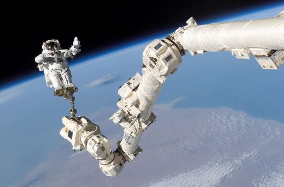 Telescopio descubre bolsa perdida por los astronautas