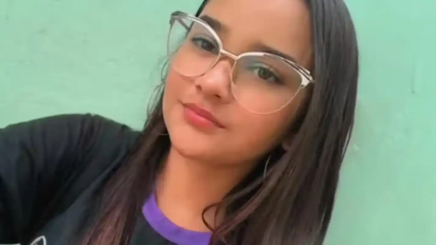 Conmoción en Brasil: una adolescente murió electrocutada mientras se planchaba el pelo