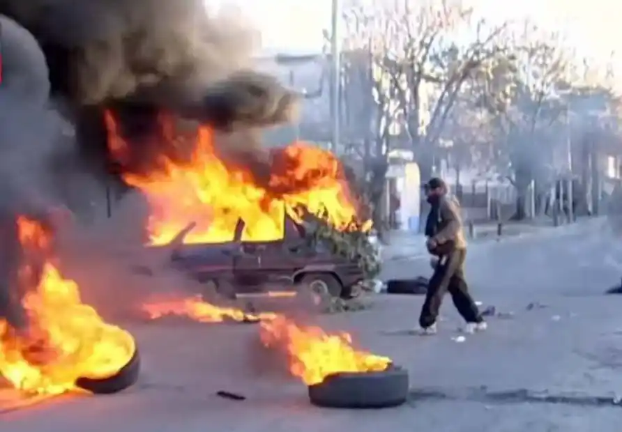 Fuertes incidentes en Glew, la Policía dispersó a manifestantes que quemaban autos y atacaban la comisaría