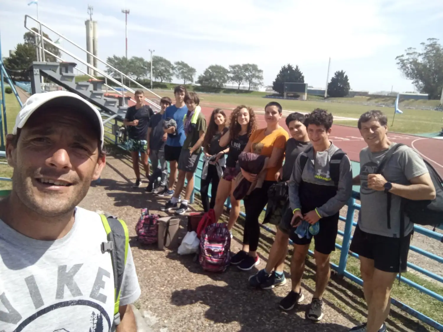 Julián Peralta, presidente de ATA; con los participantes tandilenses.