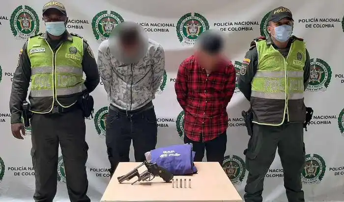¡BALACERA CON REHENES! Un muerto y dos detenidos durante asalto a banco en Cali