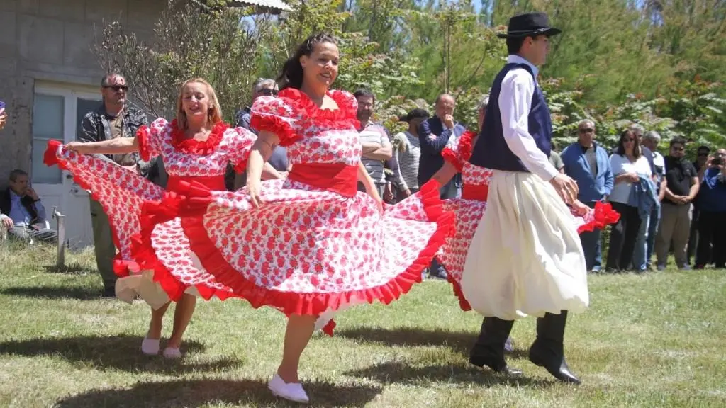 El encuentro cerró con un corte de torta y  la Peña “El Encuentro”, que llenó la jornada de música y baile, celebrando con alegría un nuevo año de historia, identidad y comunidad.