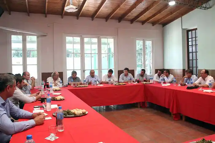 Gargaglione encabezó un foro de intendentes radicales