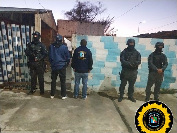 Secuestro de estupefacientes, dinero y tres personas detenidas