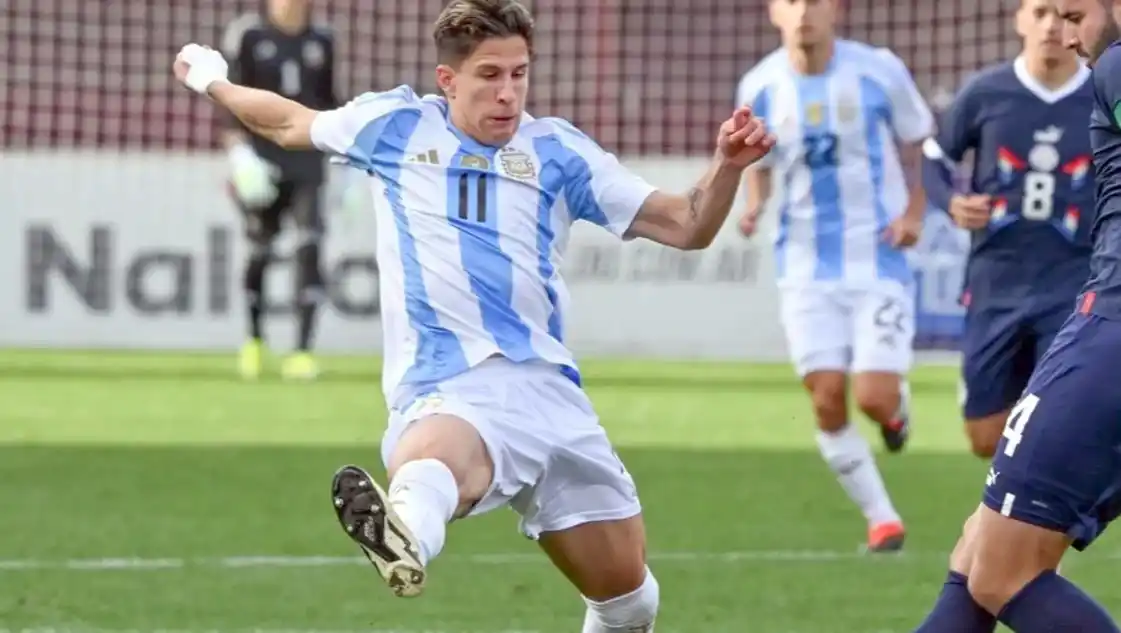 Gianluca Simeone con la camiseta oficial. Foto: NA.