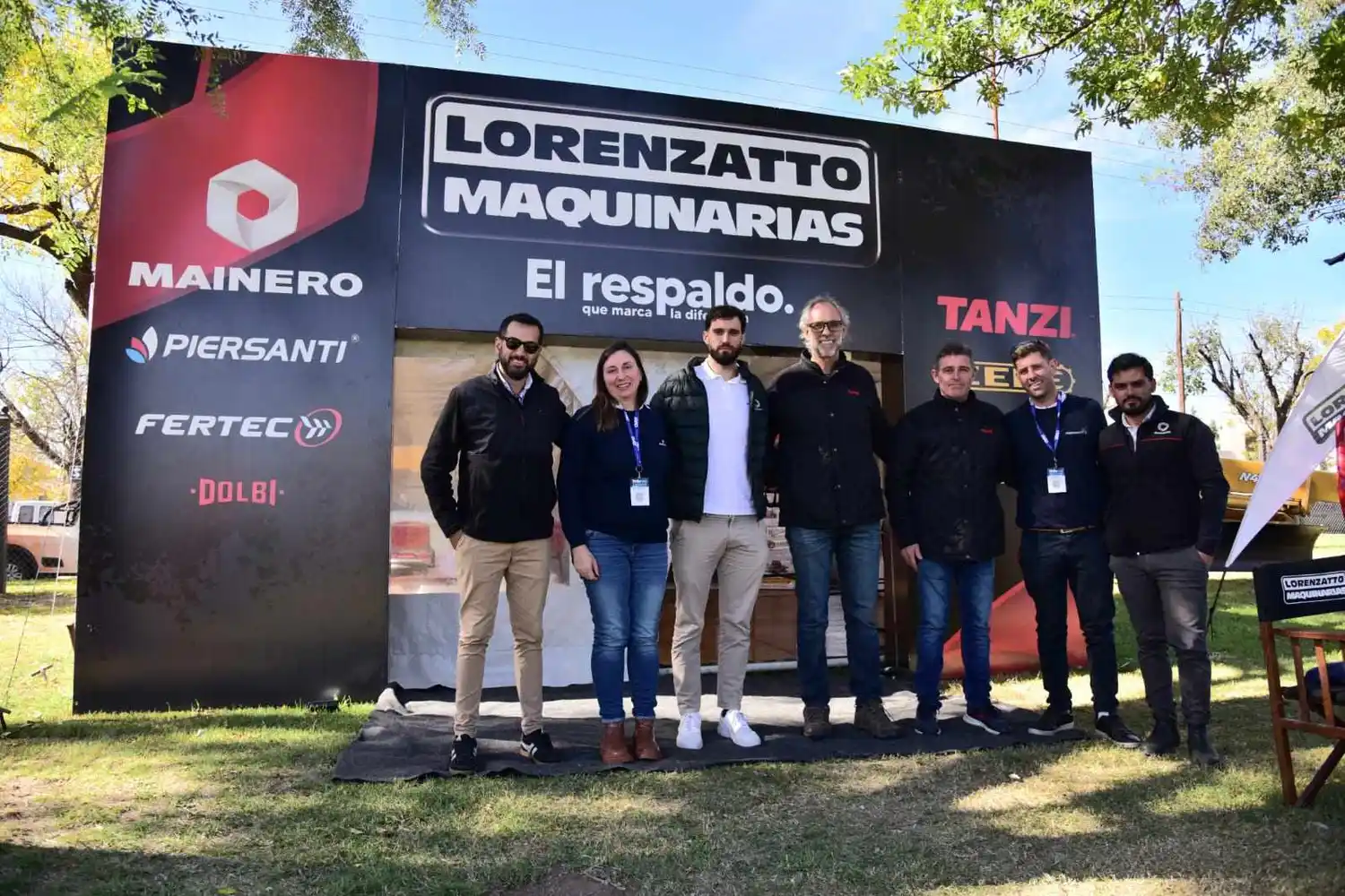 El equipo de Lorenzatto mostrando sus productos y atendiendo las inquietudes del público