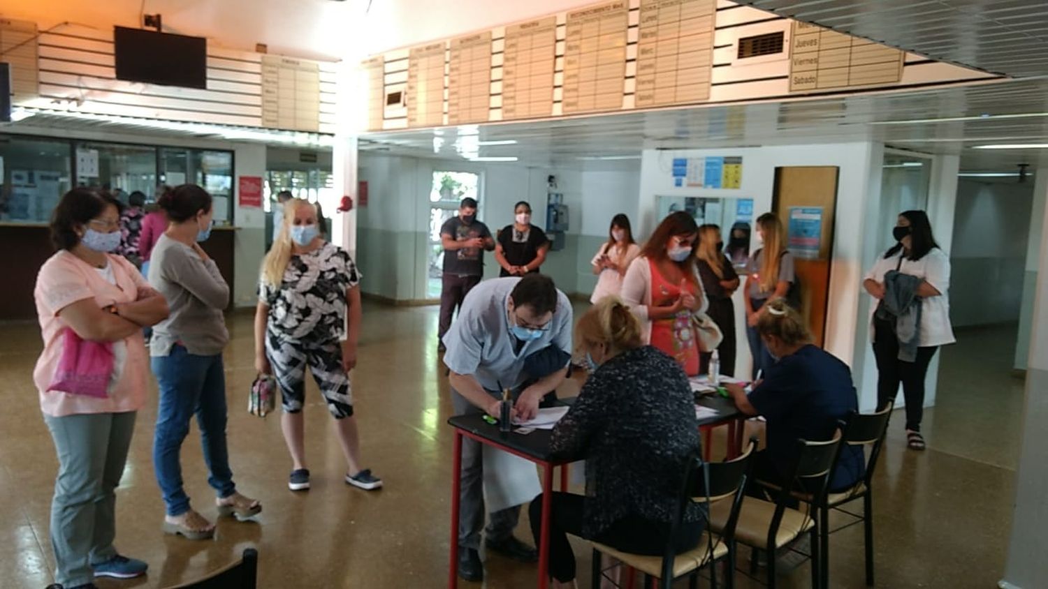 Vacunación contra el coronavirus: con 535 dosis, completaron la primera etapa