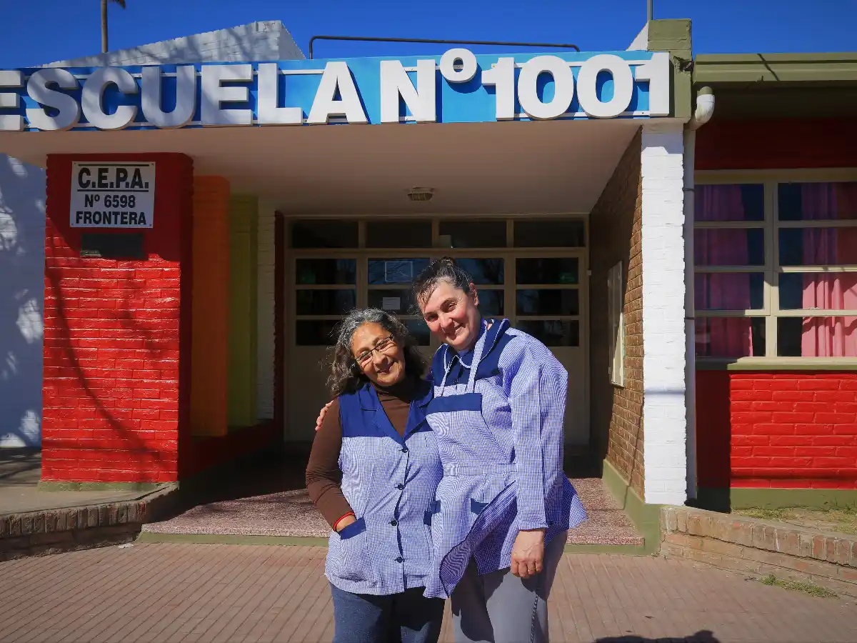 Ayer compartieron  aula y hoy, el trabajo en la escuela  de su infancia           