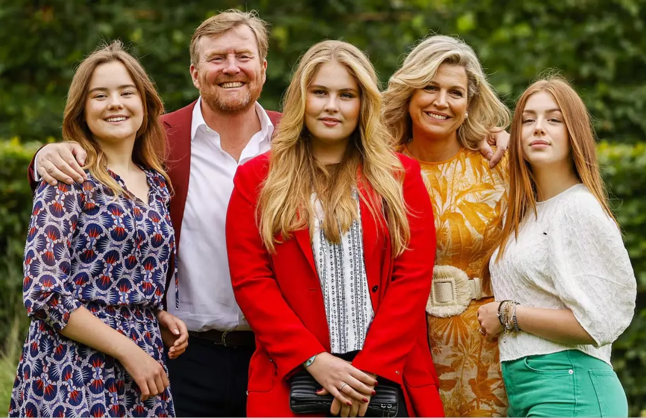 Los reyes Guillermo y Máxima de Holanda junto a sus hijas Ariana, Amalia y Alexia.