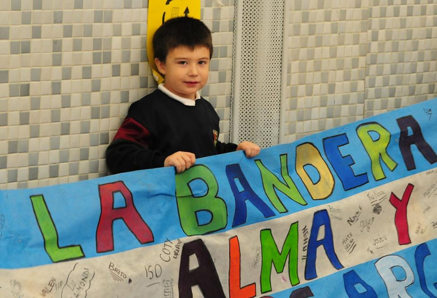 Alumnos del Sagrada Familia confeccionaron una Bandera Argentina de 60 metros de largo