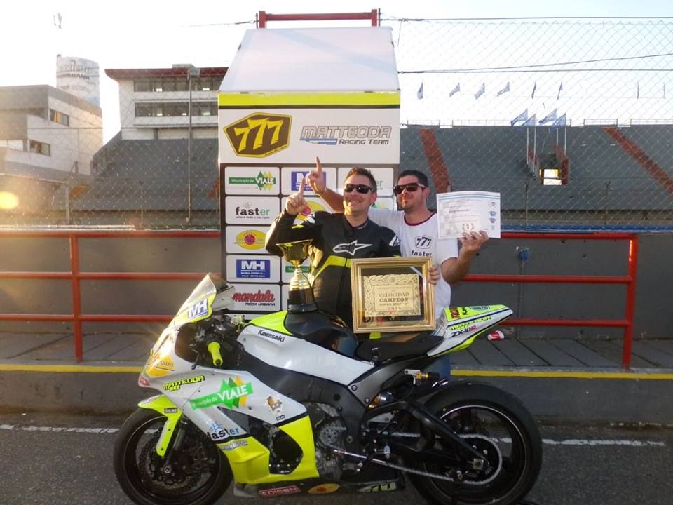 Aplausos al Campeón Argentino de Motociclismo