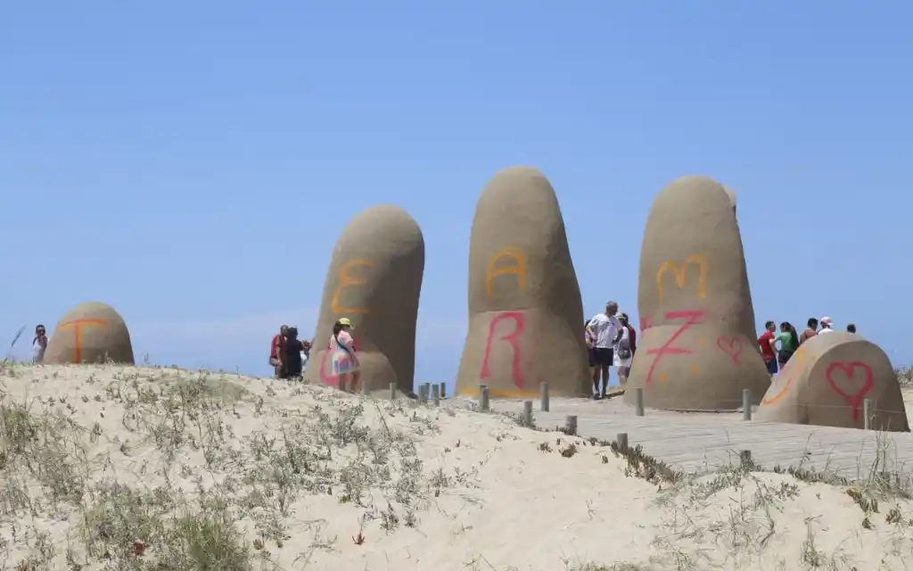 La famosa escultura fue vandalizada con una dedicatoria para Cristiano Ronaldo.