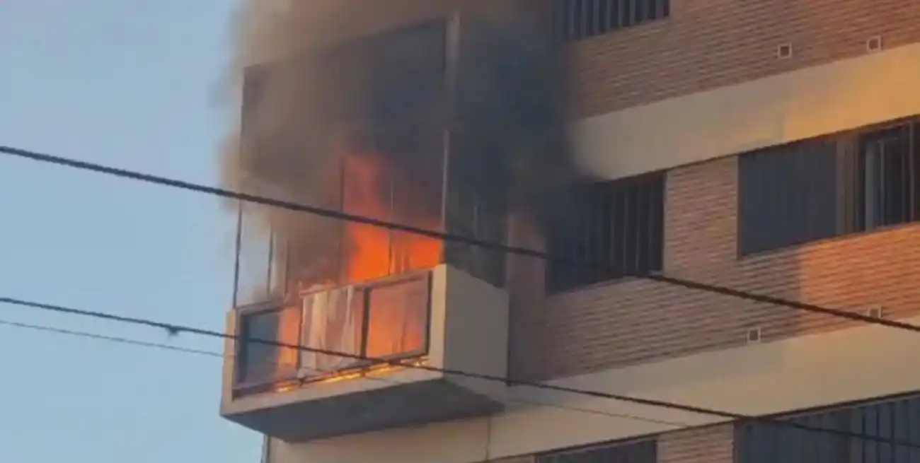 Rápidamente, las llamas se propagaron por el living y la cocina del departamento