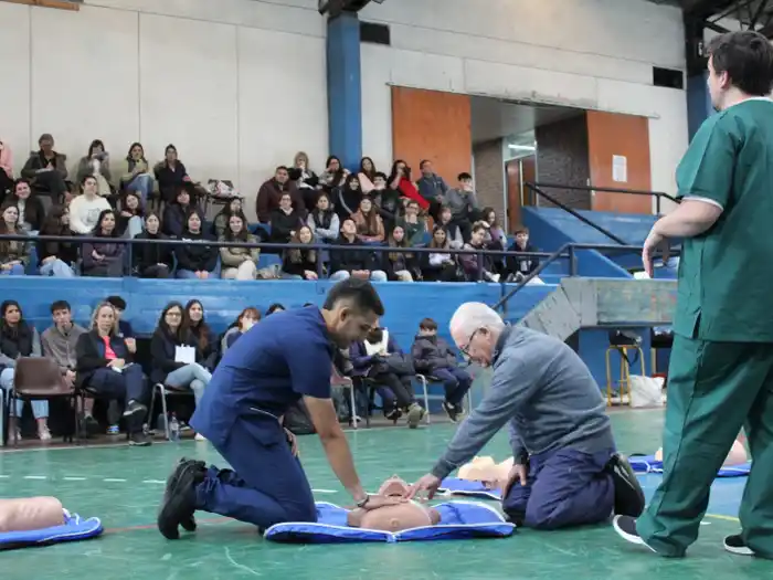 Integrantes de la comunidad universitaria de Tandil participaron de una capacitación en RCP