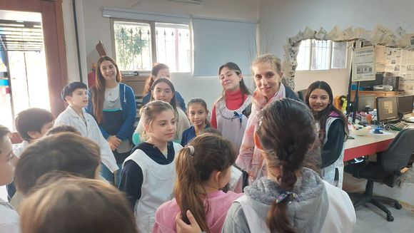 Día de la escarapela: alumnos de la Escuela 1 visitaron La Opinión