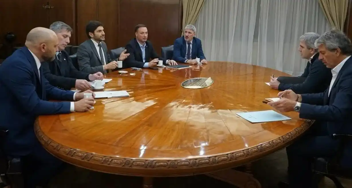 Pullaro y sus tres ministros; Caputo y Pazo como anfitriones en la reunión en Economía.
