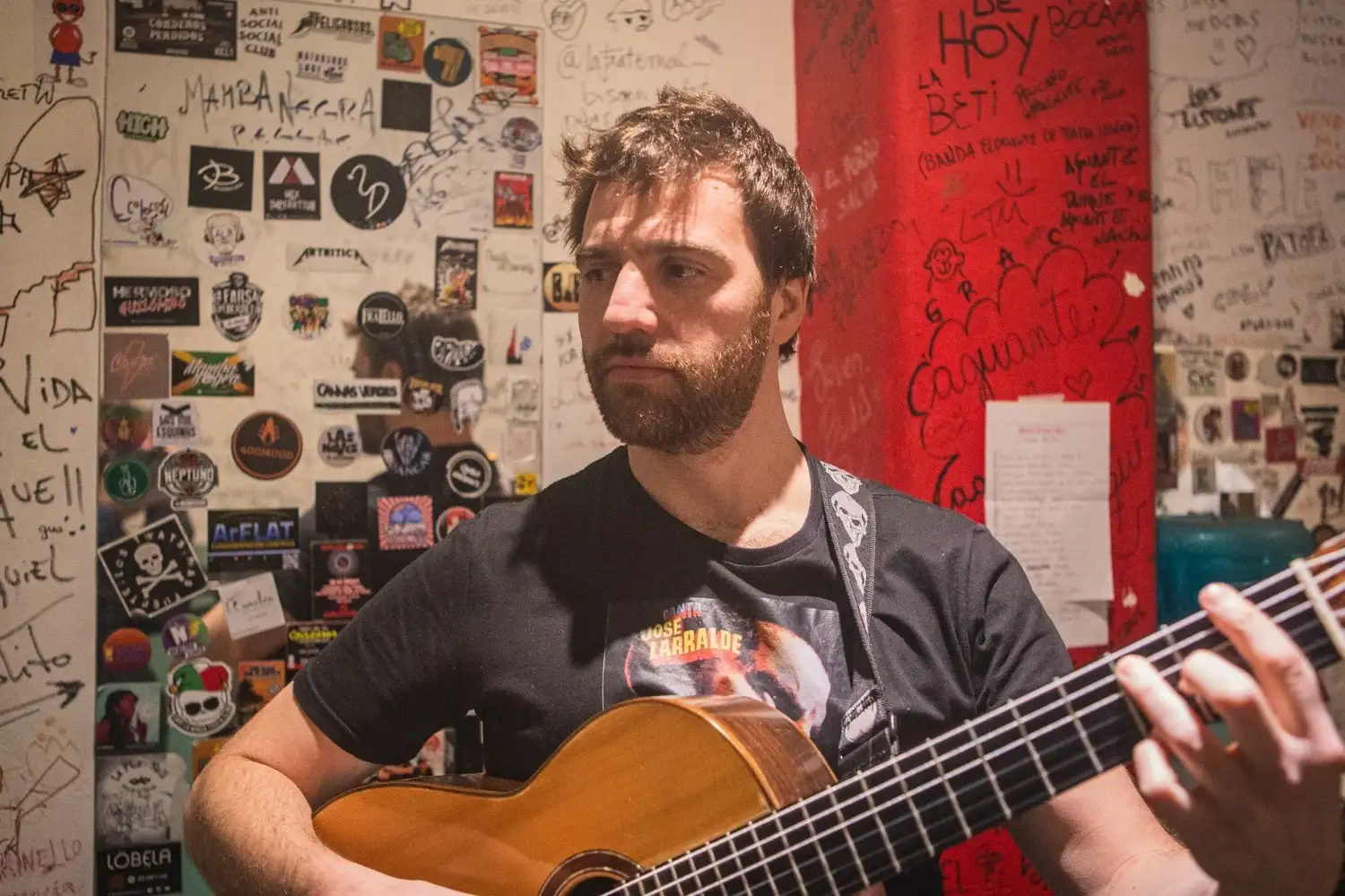 Berreta es cantor, compositor y guitarrero, con una propuesta que conserva la esencia del folklore tradicional.