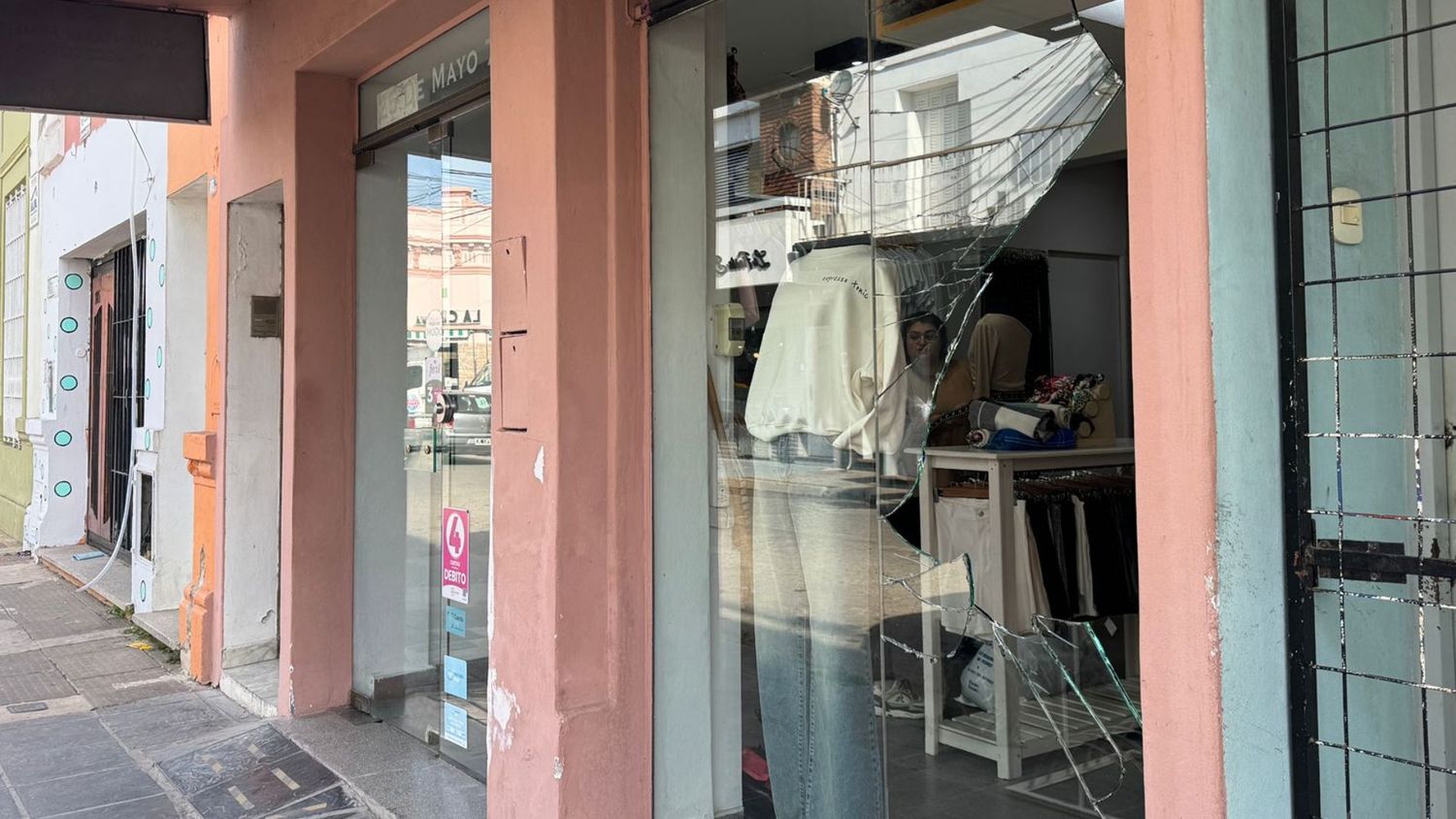Una de las vidrieras del comercio fue violentada. Se llevaron prendas de vestir femenina.