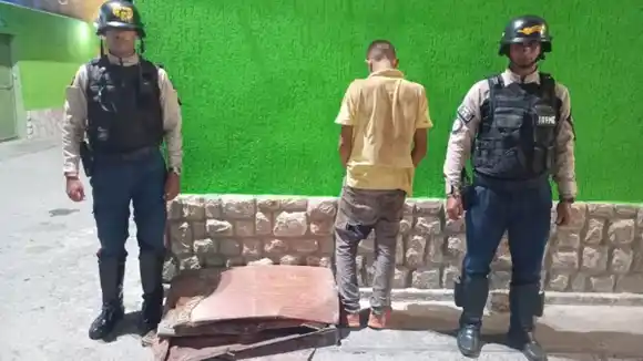 NI LOS MUERTOS SE SALVAN: atraparon a adolescente profanador de tumbas en Cumaná