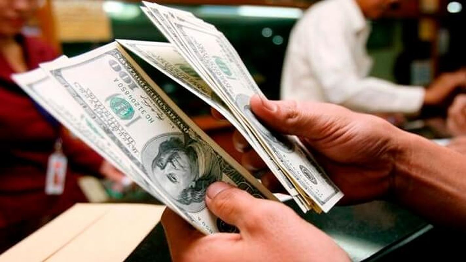 EL BCV VA POR SU ENÉSIMA intervención del año y el dólar persiste en su tendencia alcista