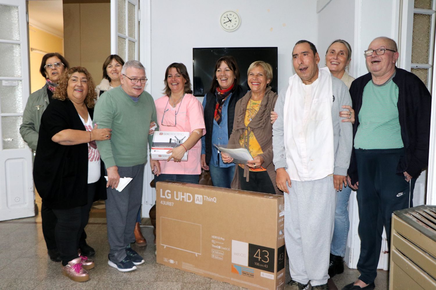 Donaron al Hospital Municipal instrumental para cirugía y un Smart tv