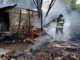Voraz incendio destruyó una vivienda en el asentamiento este de Rafaela